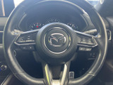 手元には複数のスイッチが配置され、運転姿勢を保ちながら各種機能を扱いやすい構成です。メーター類も正面に確認でき、運転中の視線移動を抑えた操作に役立ちます。