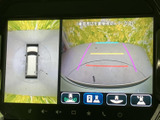 車両周囲を上から見た映像と後方の映像を画面で確認でき、駐車時の周囲確認をサポートします。複数の表示切替項目もあり、状況に合わせて見やすい画面を選べます。
