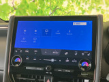 FM・AMやテレビなどの選択項目が画面上に並び、使いたい音源を探しやすい表示です。オーディオ機能がまとまっており、日常の移動に合わせて選択できます。視認性のよい画面で、内容を確認しやすいのも魅力です。