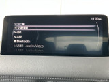 FM・AMラジオやBluetooth、USBなど、選べる音源が画面に並び、聴きたいソースを確認しやすい構成です。目的の項目を選びやすく、普段の移動時間に音楽やラジオを楽しめます。
