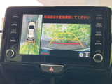 後方の映像に加えて車両周辺の表示も確認でき、駐車時の状況把握をサポートします。画面のガイドを目安に、周囲を確認しながら慎重に操作できます。