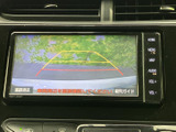 画面には車両後方の映像とガイド線が表示され、駐車時の周囲確認をサポートします。目視確認とあわせて活用できる、日常の駐車に便利な装備です。