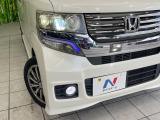 【LEDヘッドライト】悪天候や夜間走行時も良好な視界を確保し安心して運転できる高輝度LEDヘッドライトを装備!点灯速度が早く、消費電力も抑えられています。