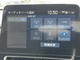 AM・FMをはじめ、交通情報やディスク、USB、Bluetoothなどの音源選択を画面で確認できます。利用したい項目を見比べながら選べるため、日常の移動中も好みに合わせて音楽や情報を楽しめます。