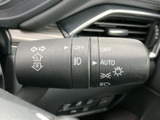 レバーには矢印やライト関連の表示が並び、必要な操作を目で確認しやすい仕様です。ステアリング脇にまとまっているため、運転姿勢を保ちながら機能の種類を把握できます。