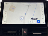 地図を大きく表示し、現在地や周辺の道路を確認しやすい画面です。拡大・縮小や目的地検索のボタンも見やすく配置され、行き先を調べる際にも扱いやすいナビ画面となっています。