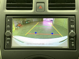 車両後方の様子とガイドラインが画面に映り、駐車時に周囲との距離感を確かめる目安になります。後退時の確認をサポートし、車庫入れや狭い場所での駐車を落ち着いて行いやすくします。