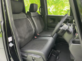 前席はゆとりを感じる座面とヘッドレストを備え、運転席からの見通しも確保しやすい配置です。落ち着いた色合いの室内で、毎日の移動も快適にお過ごしいただけます。