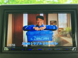 画面にはテレビ番組が表示され、停車中に映像を視聴できます。待ち時間などに番組を楽しみたい方にも便利な装備です。映像を楽しむ際は、必ず安全な場所に停車してご利用ください。