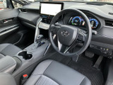 運転席から前方を見渡しやすく、各メーターや画面も視線を移しやすい位置に配置。身体を支えるシートと、手の届きやすい収納やカップホルダーが、日々の移動を心地よくサポートします。