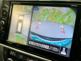 後方の映像に加えて車両周辺を俯瞰した表示もあり、駐車時に周囲の状況を確認しやすくなっています。画面内のガイド表示も目安にでき、バックでの車庫入れや狭い場所での操作を支えます。