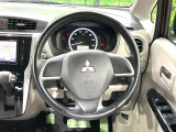 インテリアに合わせたデザインのステアリングは、運転される方のことも考え、運転しやすい形状、大きさです。是非一度、実際に触ってお確かめください。