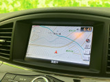 道路や周辺の地図情報が画面に表示され、現在地を確認しながら目的地までの移動をサポートします。地図表示と案内情報を見比べやすく、慣れない場所へ出かける際にも便利です。