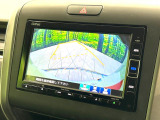 【バックカメラ】駐車時に後方がリアルタイム映像で確認できます。大型商業施設や立体駐車場での駐車時や、夜間のバック時に大活躍!運転スキルに関わらず、今や必須となった装備のひとつです!