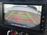 後方の様子を画面で確認でき、ガイドラインも表示されるため、駐車時の位置合わせをサポートします。周囲を目視で確認しながら、後退操作にお役立てください。