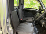 広い窓から外の様子を確認しやすく、運転席と助手席の座面も見渡せる室内です。落ち着いた色合いでまとまり、乗り降りの際も足元にゆとりを感じられる、日常使いに親しみやすい空間です。