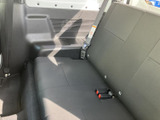 後席はゆとりを感じさせるフラットな座面と背もたれで、同乗者がくつろぎやすい空間です。窓から光が入り、足元やドア側もすっきりまとまっています。