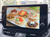 停車中にテレビ映像を視聴でき、待ち時間を過ごす際にも便利です。画面が大きく映像を確認しやすいため、休憩中など車内でのひとときを快適にお楽しみいただけます。
