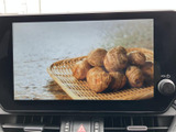 画面に映像を表示できる装備を備えています。停車中の休憩時間などにテレビや映像を視聴でき、車内で過ごす時間をより楽しく過ごしたい方にも便利にお使いいただけます。