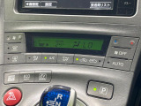 【オートエアコン】一度お好みの温度に設定すれば、車内の温度を検知し風量や温度を自動で調整。暑い&hellip;寒い&hellip;と何度もスイッチ操作をする必要はありません。快適な車内空間には必須の機能ですね♪