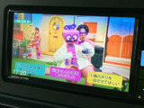 テレビ映像を表示できる画面を備えており、停車中の待ち時間に番組を視聴できます。映像と文字情報が見やすく表示され、休憩時の過ごし方の選択肢が広がります。