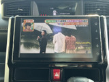 テレビ番組を画面で視聴できる装備です。停車中の待ち時間にも映像を楽しめるので、ひと息つきたい場面に便利。操作画面から選びやすいのも魅力です。