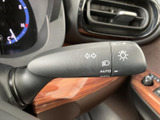 レバー上の表示から、方向指示やライト関連の操作位置を確認できます。運転席から手を伸ばしやすい位置にあり、必要な操作を視認しながら行えるため、日常の運転をサポートします。