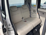 後席は左右にゆとりを感じるベンチタイプで、明るい内装が車内を落ち着いた雰囲気に整えます。窓から外の様子も見やすく、ご家族や同乗者にもくつろいでいただけます。