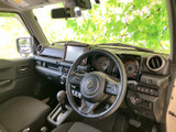 運転席まわりはメーターや各種表示が見渡しやすく、前方の視界も広々。シートに腰掛けた際に視線を動かしやすい配置で、日々の運転を落ち着いて始められます。