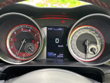 速度やエンジン回転数など、運転に必要な情報を正面のメーターで確認できます。中央にも表示部があり、走行中に視線を大きく移さず情報を把握しやすい配置です。