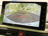 後方の映像に目安線が表示され、駐車時に周囲の状況を確認する際に役立ちます。画面上で後方の様子を把握しやすく、駐車操作をサポートする装備です。