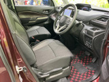 運転席と助手席は、前方を見渡しやすい視界とゆったりした着座スペースが魅力です。落ち着いた色合いのシートで、日常の移動から長めの外出まで快適にお過ごしいただけます。