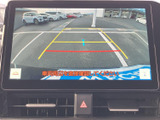 車両後方の映像とガイド表示を画面で確認でき、駐車時の周囲確認をサポートします。目安となる線も表示されるため、後退時に車両と障害物との位置関係を把握しやすい装備です。
