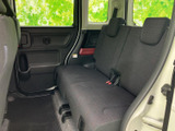 後席は窓から光が入り、同乗者も外の景色を楽しみやすい空間です。ベンチシートは落ち着いた色合いで、乗り降りの際にも足元を確認しやすい室内です。