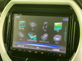 FM・AMやSD、iPod、USBなど、選べる音源が画面に並びます。使いたいメディアを見つけやすく、移動中の音楽再生も日常のドライブに取り入れやすい装備です。