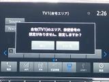 テレビの選局画面を表示でき、停車中に映像やテレビを楽しみたい方に便利な装備です。画面上の案内に沿って設定でき、ソース切り替えなども画面から確認しやすくなっています。