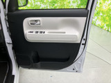 明るい色合いの内張りと落ち着いた濃色部分を組み合わせ、車内にすっきりした印象をもたらします。窓から外の様子を確認しやすく、肘を置ける形状も日々の乗り降りにうれしいポイントです。