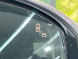 【ブラインドスポットインフォメーション】走行中、ドアミラーの死角になりやすい箇所に後続車が接近するとサイドミラー付近に警告を表示、ドライバーに注意喚起をしてくれます。