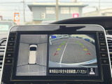 車両周辺の映像に加え、車を上から見た表示も確認できます。駐車時などに周囲の状況を把握しやすく、画面上の案内と合わせて安全確認をサポートします。