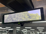 【インテリジェントルームミラー】後席の大きな荷物や同乗者で後方が確認しづらい時でも安心!カメラが撮影した車両後方の映像をルームミラー内に表示。クリアな視界で状況の確認が可能です!
