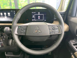 インテリアに合わせたデザインのステアリングは、運転される方のことも考え、運転しやすい形状、大きさです。是非一度、実際に触ってお確かめください。