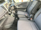 前席は身体を預けやすい形状で、運転席と助手席ともにゆったりと座れます。前方の視界が広く、足元にも余裕が感じられるため、日々の移動から長時間の乗車まで快適に過ごせます。