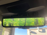 【スマートリヤビューミラー】後席の大きな荷物や同乗者で後方が確認しづらい時でも安心!カメラが撮影した車両後方の映像をルームミラー内に表示。