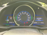 速度や燃料残量などの情報を運転席から確認しやすい配置です。中央のメーターと左右の表示部に情報がまとまり、走行中も必要な表示を見つけやすく、日々の運転を支えます。