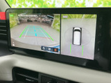 後方の映像に加えて車両周囲を上から見た表示も確認でき、駐車時の周囲確認に役立ちます。ガイド線も表示されるため、車庫入れや狭い場所での切り返しをサポートします。