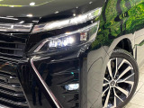 【LEDヘッドライト】悪天候や夜間走行時も良好な視界を確保し安心して運転できる高輝度LEDヘッドライトを装備!点灯速度が早く、消費電力も抑えられています。
