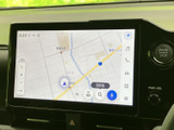 地図を大きく表示でき、画面上の案内やメニューもひと目で確認しやすい構成です。行き先の確認からオーディオなどの操作まで、必要な情報へアクセスしやすく、日常の移動をサポートします。