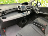 広がりのあるダッシュボードと前方を見渡しやすい視界が、運転席まわりをすっきりとまとめています。座席もゆったり配置され、日々の移動を落ち着いて過ごせます。