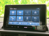 ホーム画面からラジオや電話、接続機能などのメニューを選べます。項目ごとにアイコンが表示されるため、目的の機能を見つけやすく、日常の操作にも便利です。