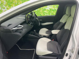 明るい色とダークカラーのシートが、落ち着きと清潔感のある室内を演出します。運転席まわりを見渡しやすく、助手席からも視界が開けた印象で、快適に過ごせる空間です。